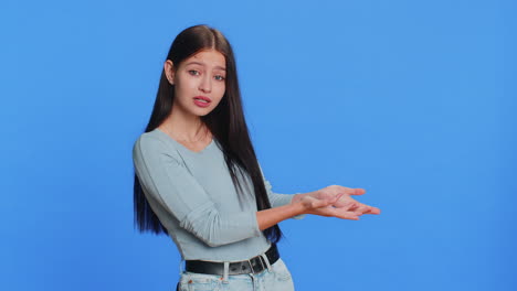 mujer levantando las manos preguntando qué por qué razón del fracaso anti lifehacks ridiculiza incredulidad irritación