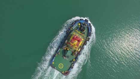 toma aérea de un dron cenital de un remolque de barco