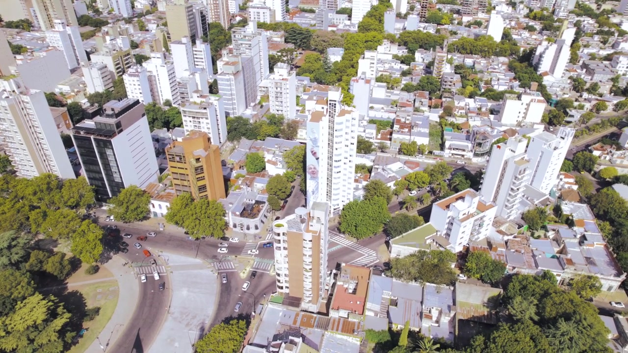 Vista aérea de drone 4K de La Plata, Buenos Aires, Argentina. Paisagem urbana com ruas, edifícios e o traçado urbano planejado de uma das cidades culturais e históricas mais importantes da Argentina