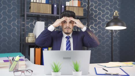joven hombre de negocios mareado.
