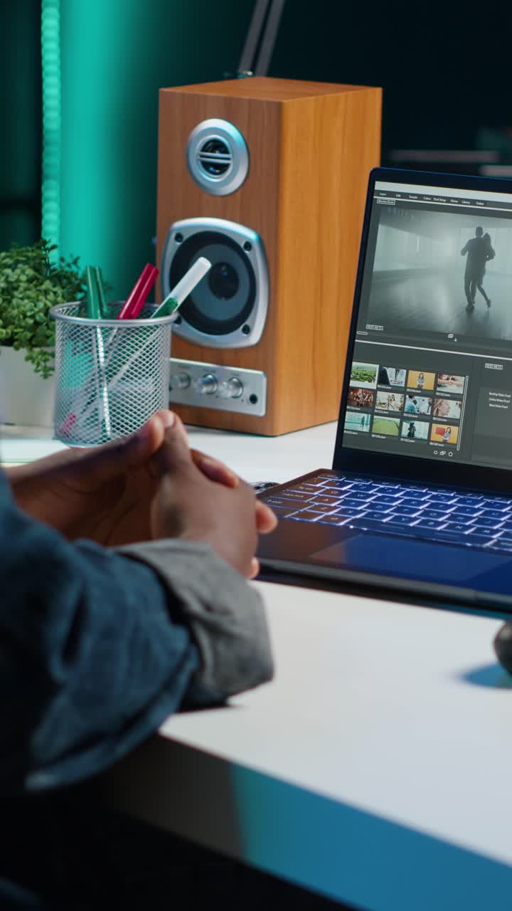Vídeo vertical Editor de vídeo analizando un montaje de vídeo en un portátil