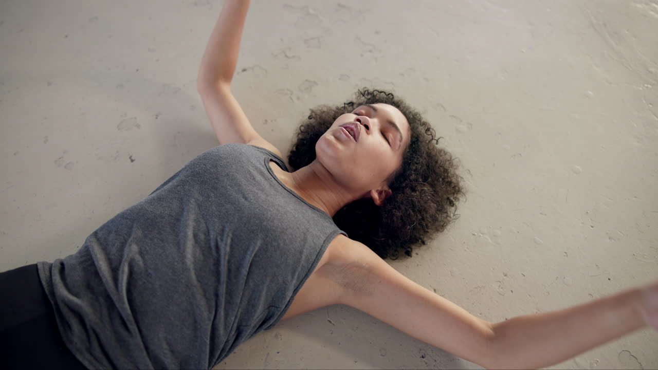 bailar, cansado y una mujer acostada en el suelo