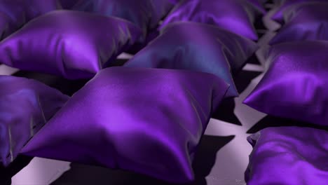 almohadas de seda púrpura