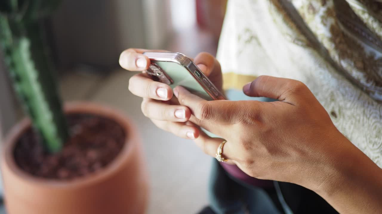 mujer usando un teléfono inteligente en un café