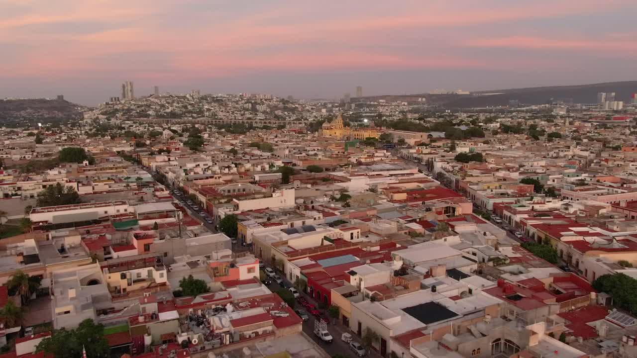 Volo con drone da Plaza de Armas verso Plaza de los Fundadores a Santiago de Querétaro, Messico - ripresa aerea