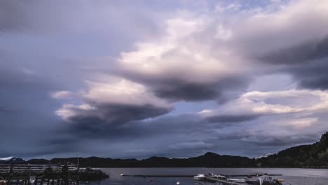 Espesas-Nubes-Tormentosas-Grises-Que-Se-Precipitan-Sobre-El-Pequeño-Puerto-Del-Magnillen-Acampando-Al-Atardecer