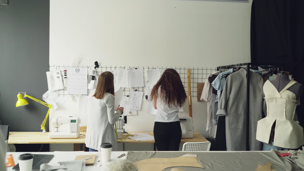 디자인 스튜디오에서 패션 디자이너