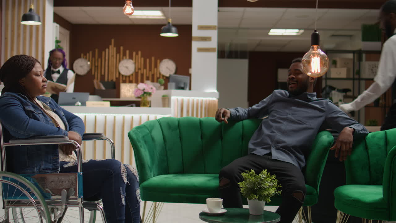 mujer afroamericana en silla de ruedas