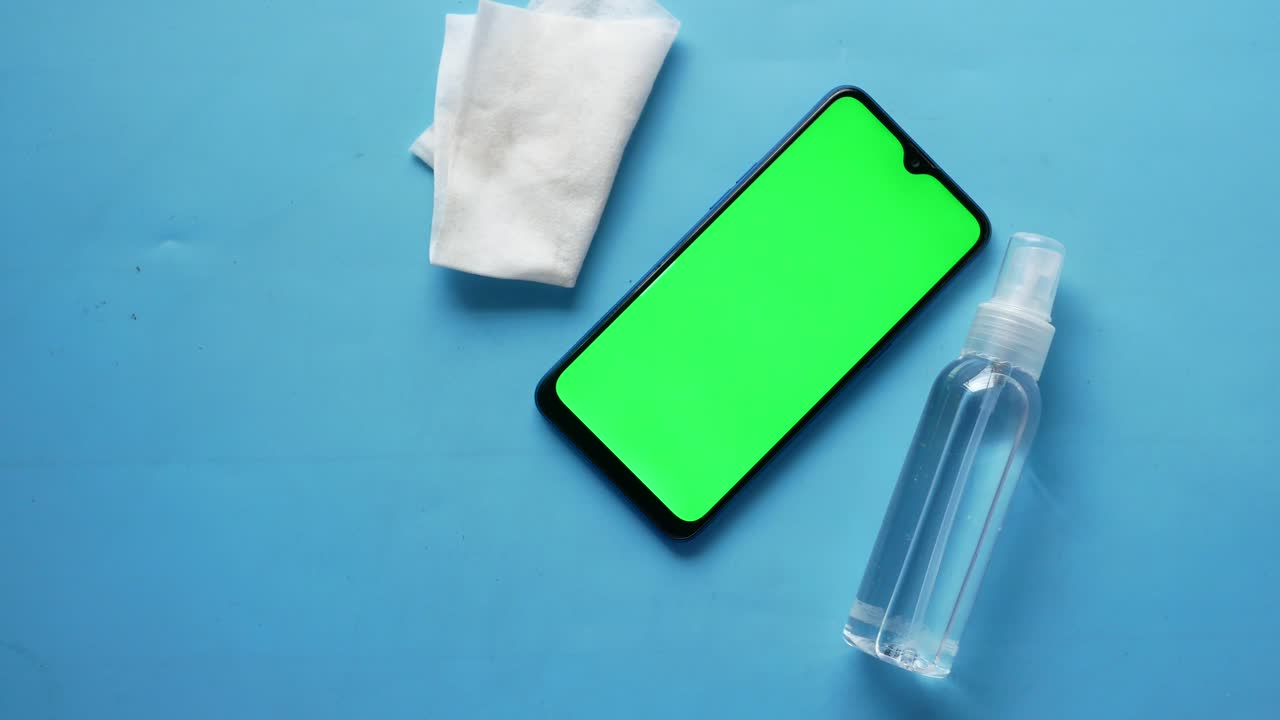 스마트 폰을 세탁기와 스프레이 병으로 청소하는 것