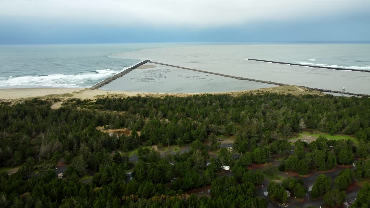 estados unidos, o, reedport, río umpqua, 2024-11-24 - vista de avión no tripulado de donde el río umpquia se encuentra con el océano pacífico durante una tormenta, el océano azul y el río marrón contrastan en la confluencia