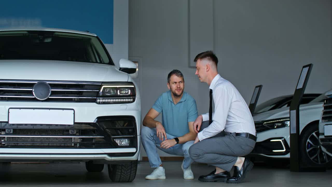 vendedor de automóviles discutiendo un vehículo con un cliente