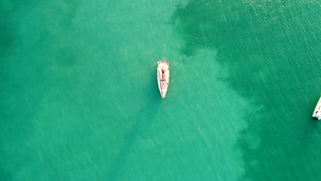 vista aérea de un barco navegando en el golfo pérsico en dubái, emiratos árabes unidos