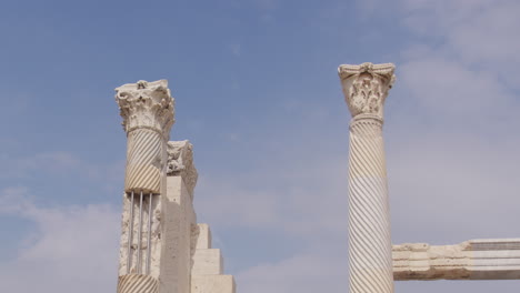 antiguas columnas reconstruidas en laodicea