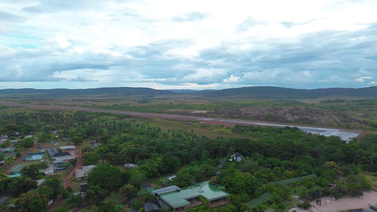 vista aérea de canaima y su aeropuerto