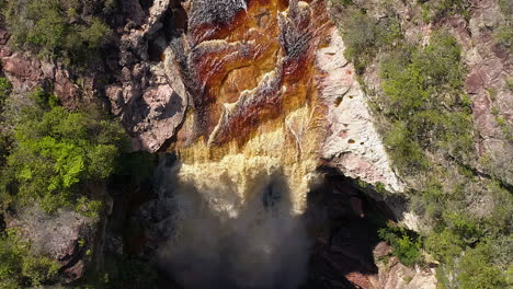 Vista-Aérea-De-Una-Cascada-Y-Un-Río-En-Medio-De-Una-Gran-Vegetación,-Chapada-Diamantina,-Bahía,-Brasil