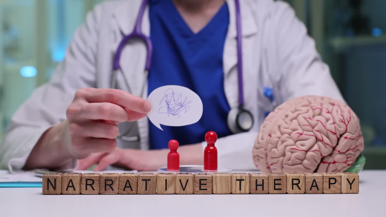 Blocos de madeira na mesa formam a frase "terapia narrativa" pelo médico.