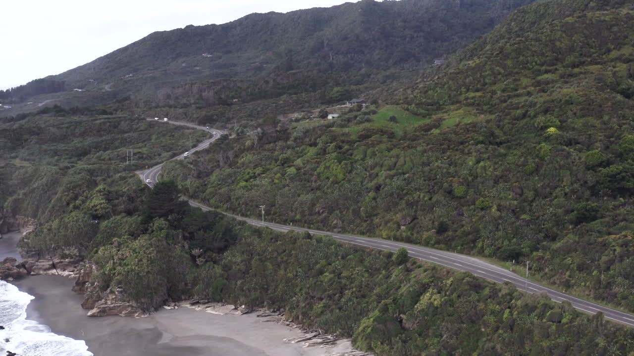 뉴질랜드 남섬 서해안을 따라 주 고속도로를 따라 운전하는 차량의 드론 촬영