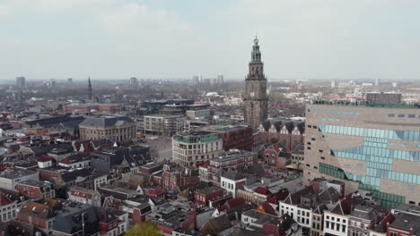 Centro-Cultural-Forum-Groningen-Con-Martinitoren-Al-Fondo-En-El-Centro-De-La-Ciudad-De-Groningen,-Países-Bajos