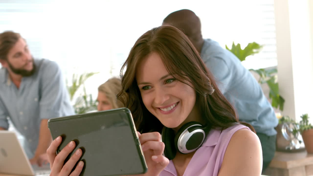 equipo creativo trabajando juntos en una oficina