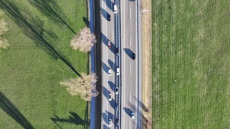 Ruhige-Schweizer-Autobahn-Inmitten-Grüner-Natur