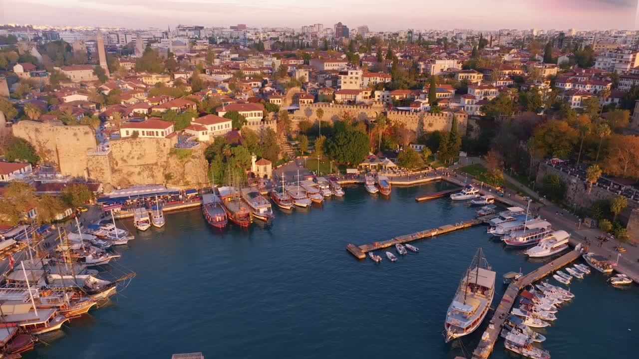 vista aérea del puerto de la antigua ciudad de antalya al atardecer