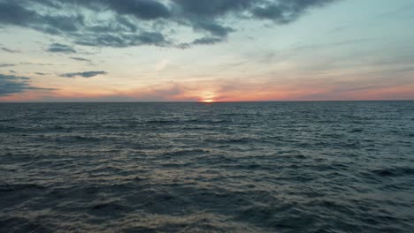 Goldener-Sonnenuntergang-An-Der-Ostsee-Mit-Dramatischen-Wolken