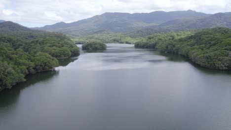 Lago-Morris-O-Represa-De-Cobre-En-La-Región-De-Cairns,-Queensland,-Australia---Toma-Aérea-De-Drones