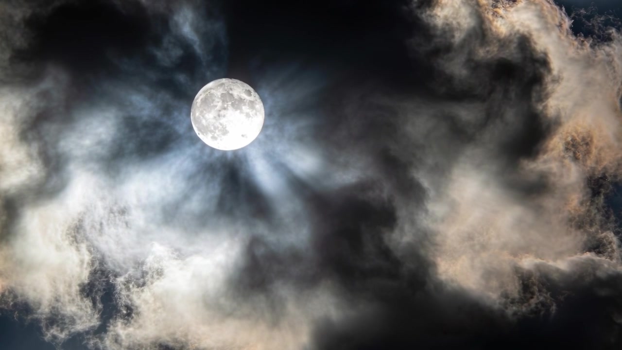 Rajadas de vento, camadas de nuvens flutuando pelo céu noturno, revelando a lua cheia, com espaço para texto.