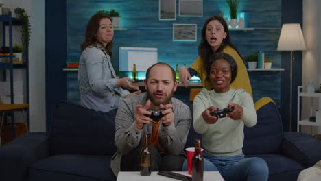 mujer de piel blanca jugando videojuegos en línea contra amigos hombres