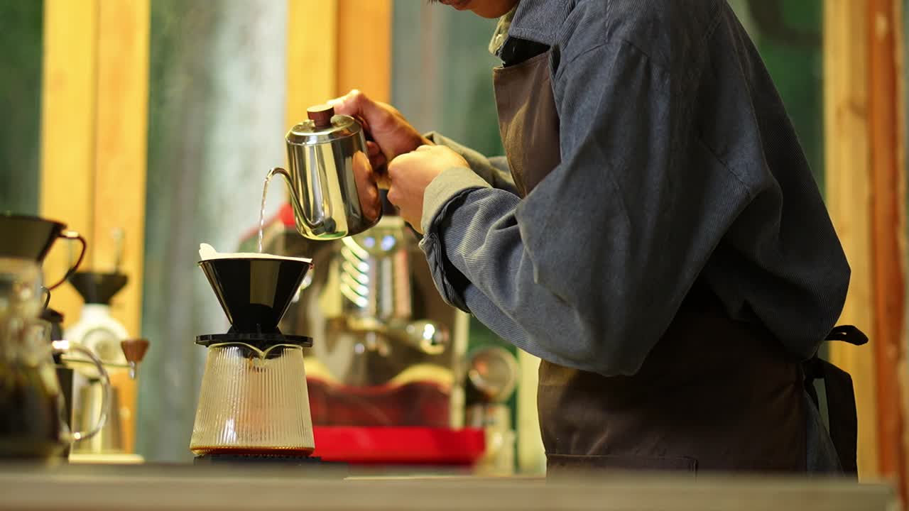 커피 준비에 부어