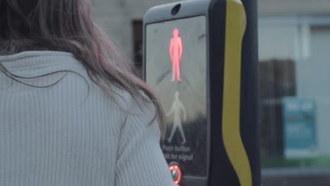 mujer esperando en el paso de peatones para cruzar con seguridad una calle muy transitada