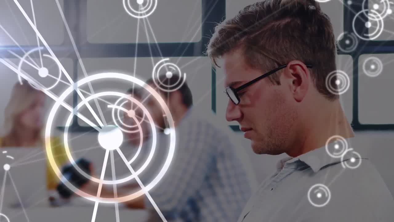 animación de redes de conexiones a través de empresario caucásico casual usando tableta en la reunión