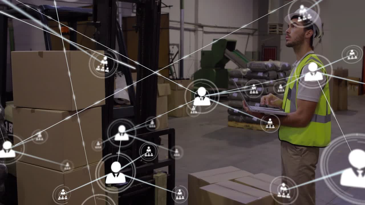 Addetto alla logistica che controlla un tablet vicino a scatole e un carrello elevatore, attivando una sovrapposizione di nodi in crescita per la gestione delle scorte.