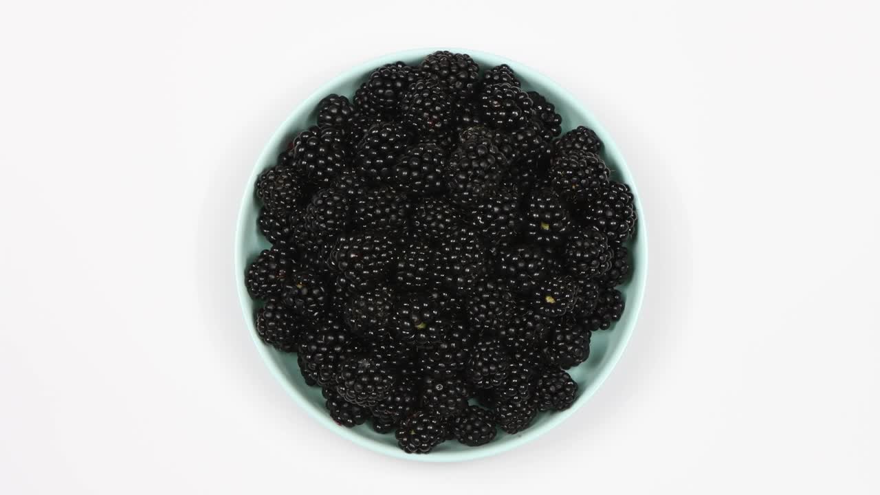 플래트 위에 있는 블랙베리 (blackberries on a plate) - 위쪽 뷰 (top view) - 루프 모션 (loop motion) - 회전 (rotation) - 360
