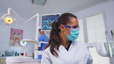 técnico dentista perforando el diente del paciente en la clínica dental, persona pov.