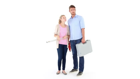 pareja feliz sosteniendo herramientas diy