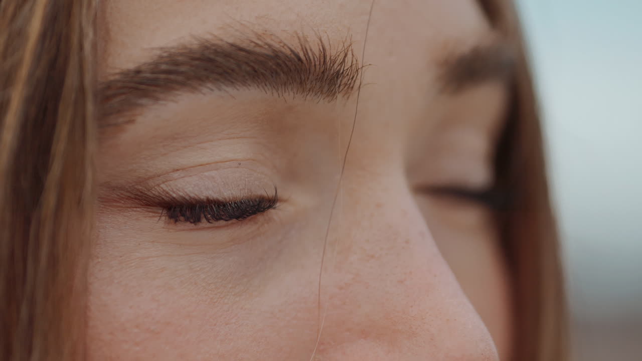primer plano de los ojos y la cara de una mujer