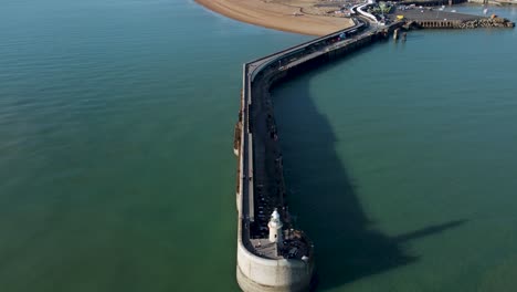 El-Dron-Del-Puerto-De-Folkestone-Sobrevuela-El-Clima-Soleado-De-4k-Hacia-Adelante