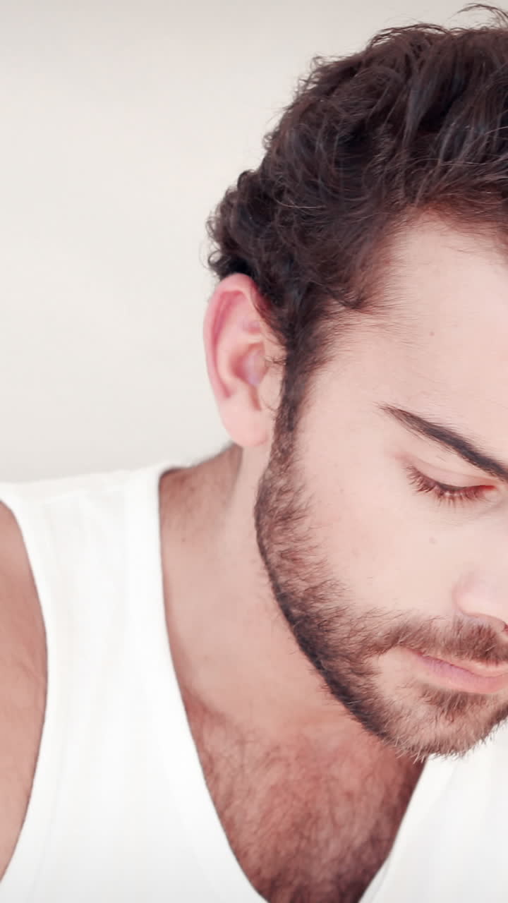 침대에 앉아 있는 두통 을  ⁇ 고 있는 사람