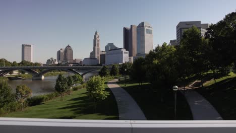 Columbus,-Ohio-Skyline-Mit-Kardanischem-Video-Video,-Das-Seitwärts-Geht