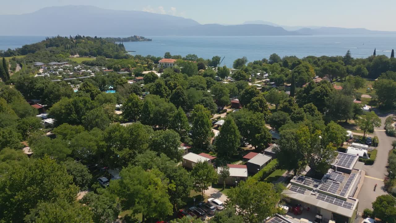 fotografía aérea del campamento fornella en el lago de garda, italia