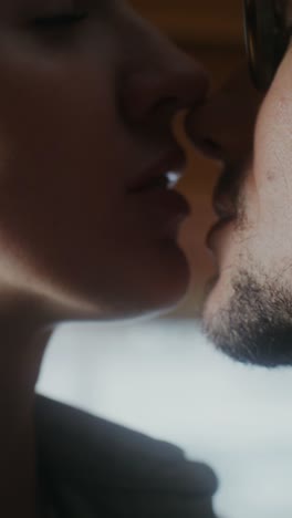 un beso de cerca