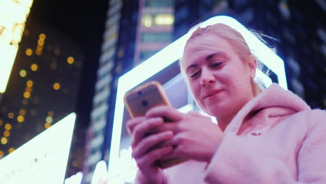 Mujer-Joven-En-Abrigo-Rosa-Escribiendo-Sms-En-El-Teléfono-2