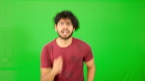 chico indio corriendo con pantalla verde zombie siguiendo