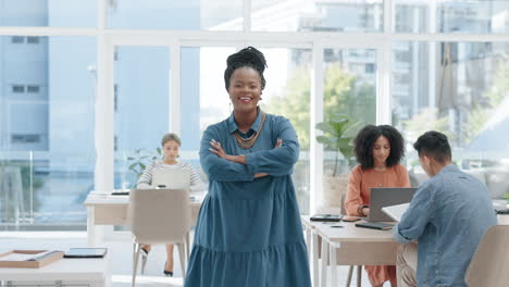 Orgullo-De-Oficina,-Cara-Y-Una-Mujer-Negra-Con-Brazos