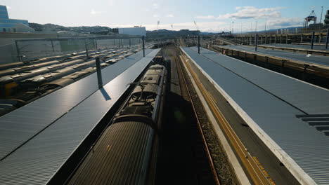 Zug-Verlässt-Den-Bahnhof-Wellington-An-Einem-Sonnigen-Tag