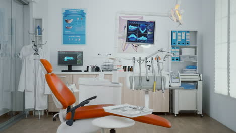 zoom en la sesión de fotografía de la sala de oficina del ortodontista de estomatología con imágenes de rayos x de dientes en el monitor
