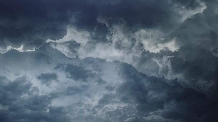 nuvole scure in movimento oscurano il cielo, temporale