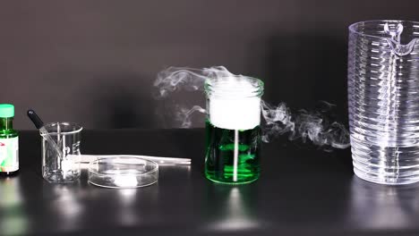 experimento de hielo seco que produce humo visible