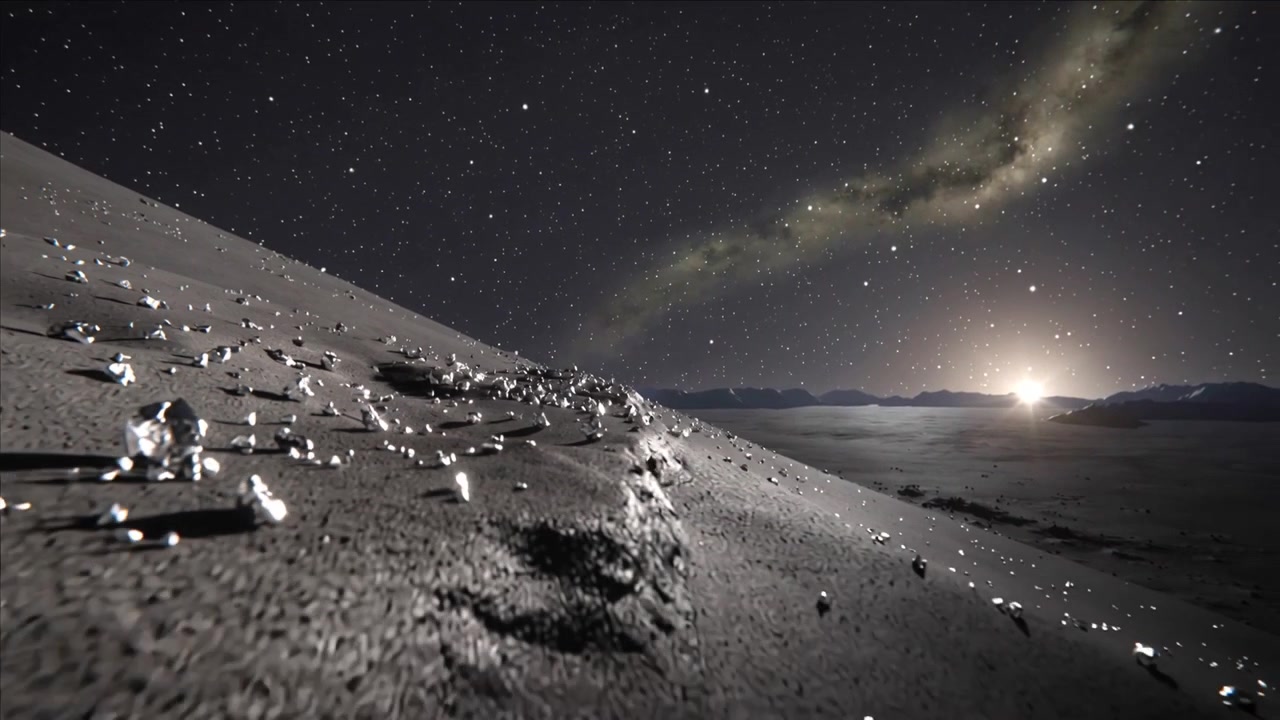 Telecamera con panoramica bassa che si muove su un pendio lunare, un orizzonte luminoso sorge mostrando bagliori sui frammenti.